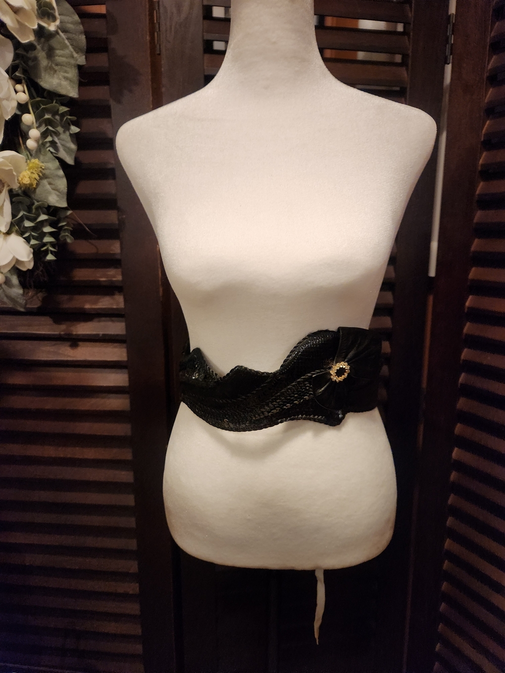 Vintage Black Scalloped Waist Belt with Gold Accent